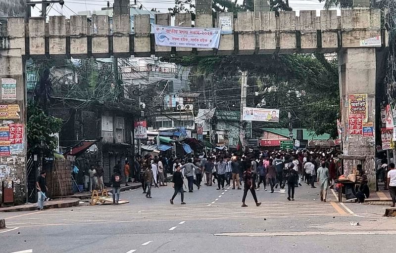 কক্সবাজার শহরের বিমানবন্দর সড়কের প্রবেশমুখ ঘুমগাছতলা এলাকায় হামলা ও ভাঙচুর চালান আন্দোলনকারীরা। আজ সন্ধ্যায়